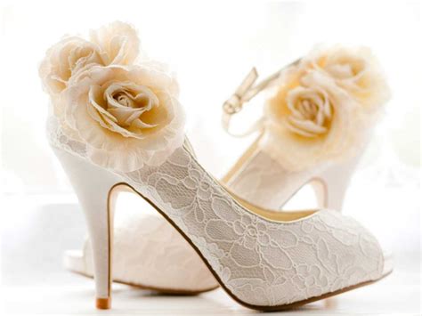 Sposa, le scarpe rosa per il giorno del sì 